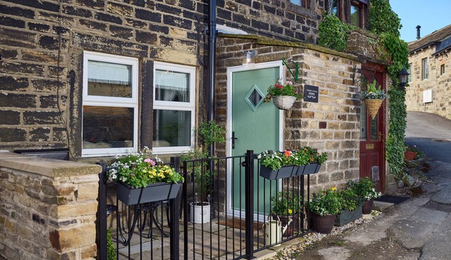 CHIMNEY COTTAGE, pet friendly, character holiday cottage in Hepworth