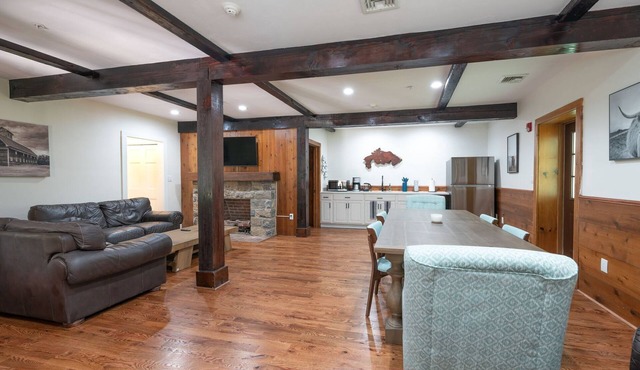 Chimney Hill - 05) Conf Suite