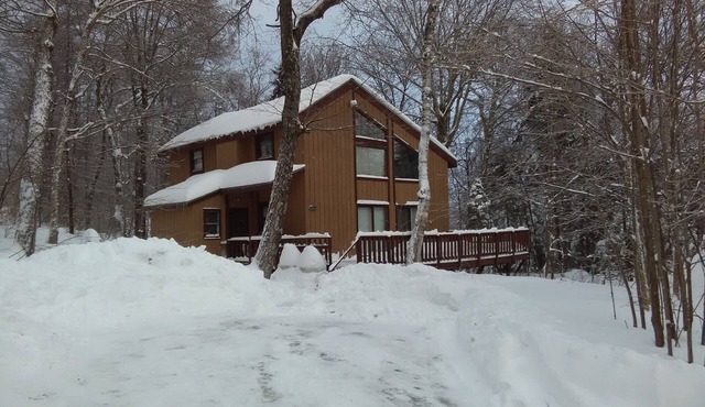 Chimney Hill Chalet w/full resort access, heated pools, trails, near lake & town