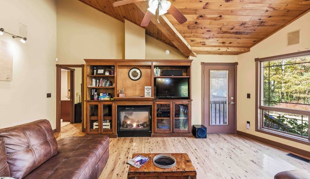 Chimney Mountain Chalet - Spacious Pet Friendly Chalet for the Whole Family
