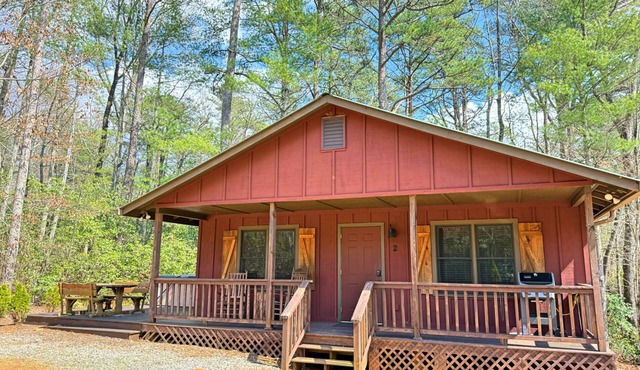 Chimney Mt 2 - 2BR Cabin, Dog Friendly w/Hot Tub and Fireplace. Near Helen GA