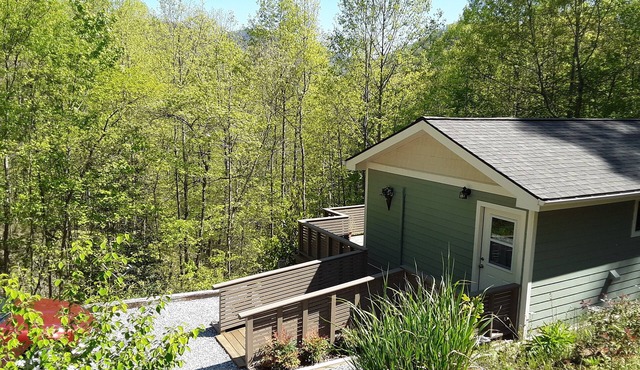Chimney Rock area , private & a treetop view,1 bedroom house with washer/dryer
