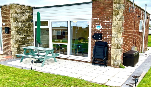 CHINE COTTAGE self-catering coastal bungalow in rural West Wight