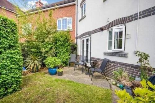 Chineham Town-House, Great for Group Get-Aways, Families & Contractors