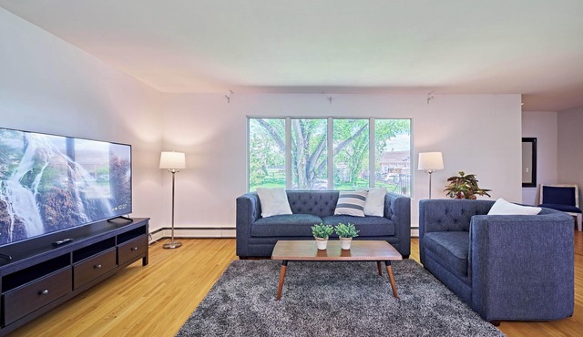 Chinook Luxe Entire House. Free Banff Pass!