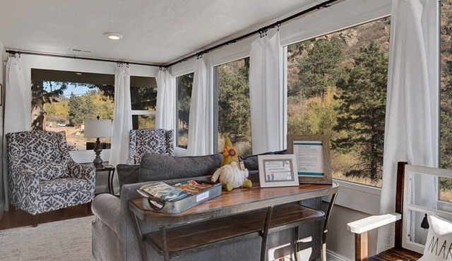Chipita Park Cabin| Peak Views & Forest Serenity
