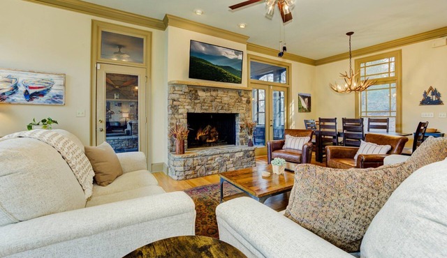 Chipmunk Crossing - Mountain View, Fireside Chats, Hot Tub, Golf, Trails & Lakes