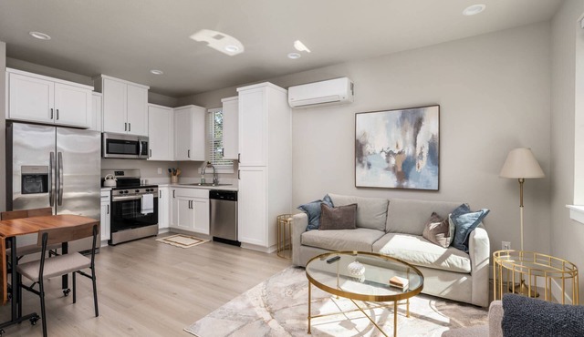 Chiquita Bonita | Brand New, Stylish & Spotless, Pet Friendly, Walk to Park, Minutes from Downtown