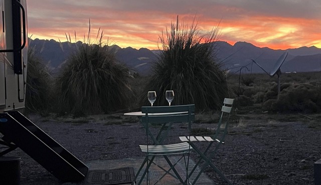 Chiricahua Sunsets -Beautiful 1 BR, pet-friendly RV with stunning mountain views