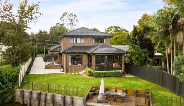 Chittaway Picture House / Luxury 5 Bed Waterfront