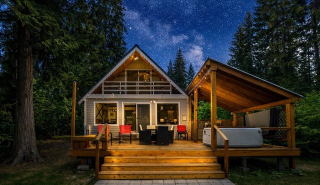 Chiwawa River Chalet-River, Hot Tub, WIFI, Dogs OK