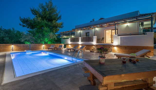 Chloe - 4 Bedroom villa with Private Pool and Garden view