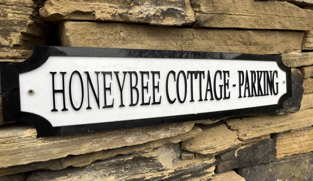 Chocolate box cottage w/hot tub & a secret garden.