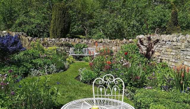 Chocolate-box pretty cottage, with Grade II Listing, in Shakespeare country