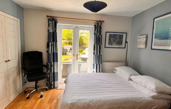 Choice of One double bedroom with a comfy double bed and private en suite for solo travellers or couples ,or alternatively book two double bedrooms for families or friends, Max 4 persons