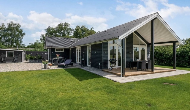 "Cholena" - 700m from the sea by Interhome