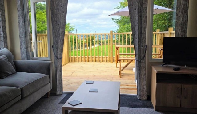 Cholwell 3-Bed Lodge - Sleeps 6 - Pet Friendly
