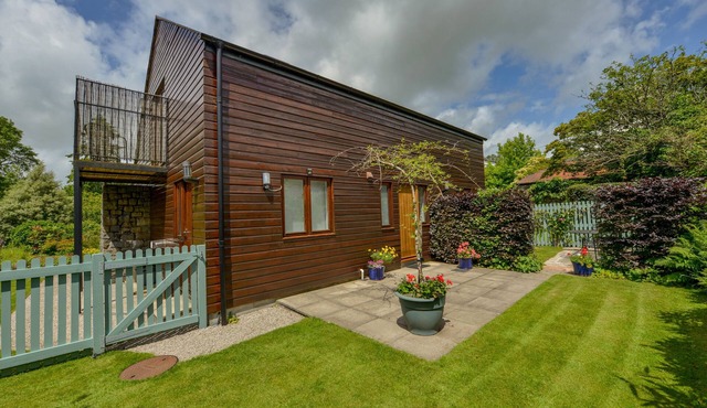 CHOLWELL BARN APARTMENT, family friendly, with a garden in Mary Tavy