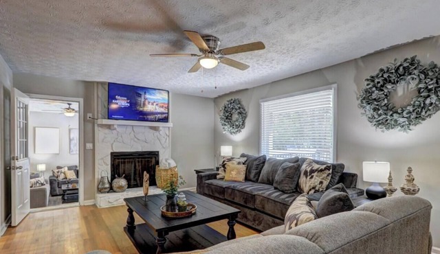 Chop House - King Bed, Smart TVs & Backyard Fun!