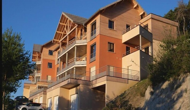 Chorges Lakeside Stay with a Fireplace