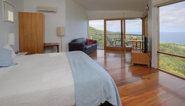 Chris's Beacon Point Restaurant & Villas