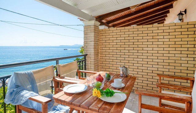 Chrissa Kaminaki: Amazing apartment with 2 bedrooms located right on the beach of Kaminaki