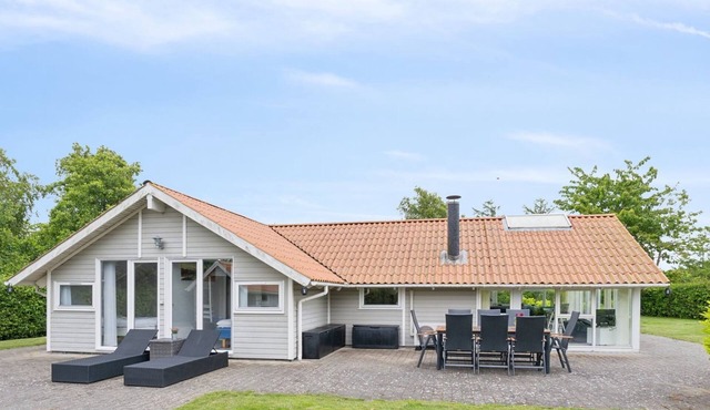 "Chrisse" - 250m from the sea by Interhome