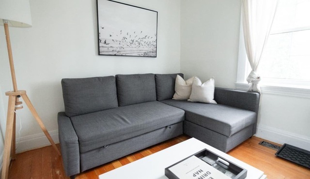 Christie Corner II: Quaint Apartment located in Desirable Port Dalhousie