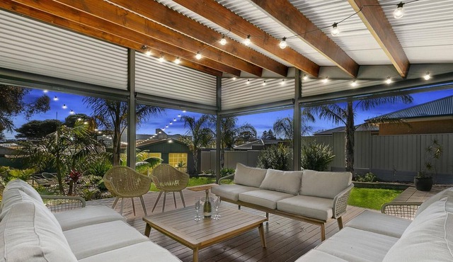 Christies Beach Cottage by Wine Coast Holidays - Perfect for 2 or 3 couples and 2 kids – Only a 10 min walk to the from beach