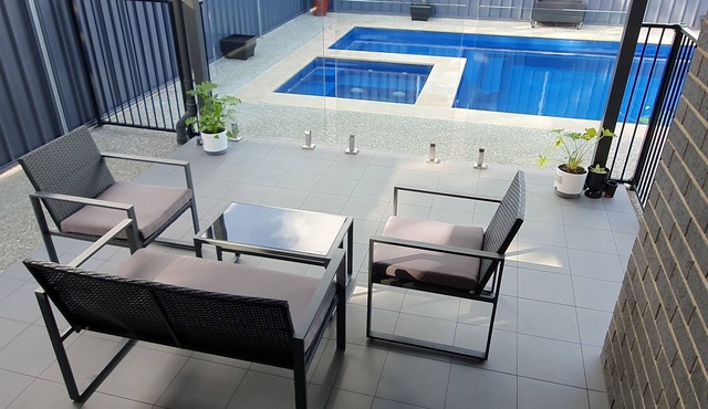 Christies Cove Family Home with heated Spa and Pool for 8 people