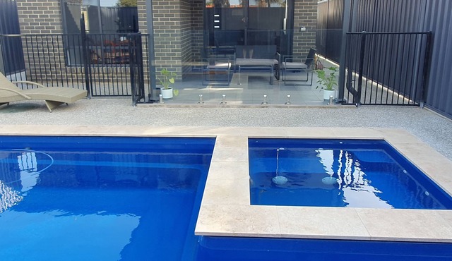 Christies Oasis Home for 4 with Heated pool and spa