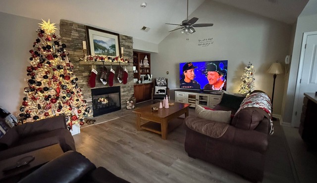 Christmas Condo w/garage just off the Parkway in Pigeon Forge, TN