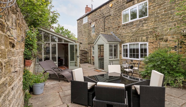 CHRISTMAS COTTAGE, family friendly, with open fire in Shirland