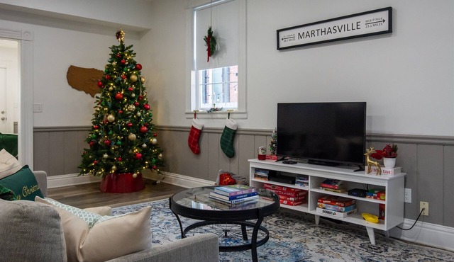 Christmas Cottage | Hot tub | Fenced yard | Dog-friendly | Limited edition