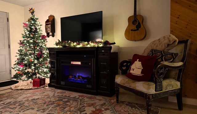 Christmas Getaway - Hot Tub, Fireplaces + 5 Min to Lake - Near Flaming Gorge