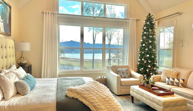 Christmas Getaway to "Stilts" Lake, Pool, Hottub, kayaks, firepit, countless fun