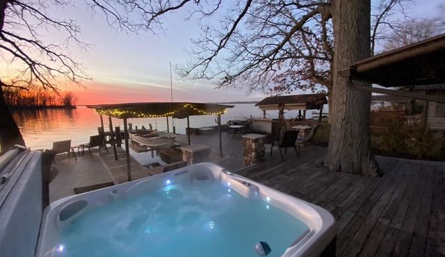 "Christmas Holiday Time" at Cozy Cabin on the Lake