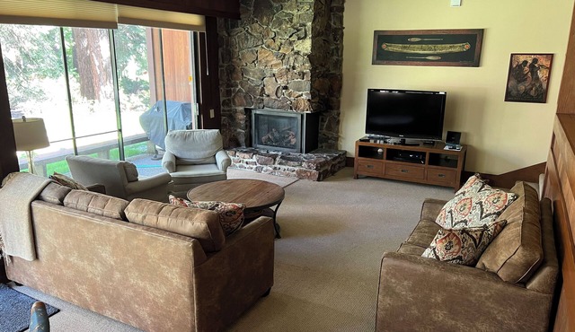 Christmas in Tahoe- 4 Bedroom in Chinquapin. Walking distance to Lake