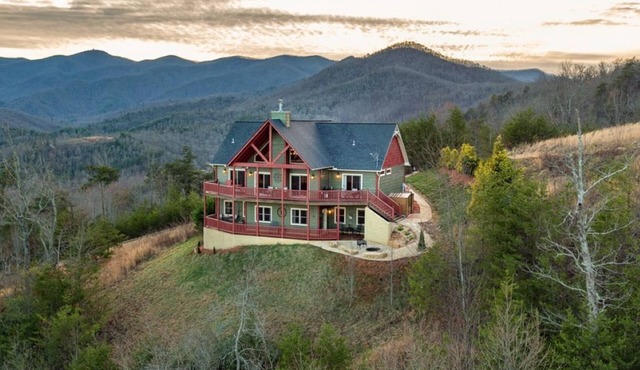 Christmas in the Mtns with Amazing Mountain Views!