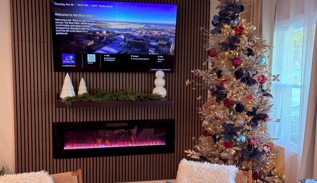 Christmas Ready! - Luxe 3BR - Games Room, EV Charger, Hot Tub, Walk to DTWN LS