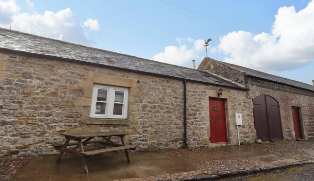 CHRISTON WELL COTTAGE, pet friendly, with a garden in Embleton