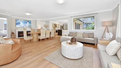 ChrisTony 5 Bdrm Waterfrnt Cottage