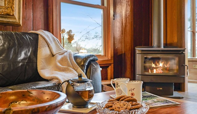CHRISTOPHERS COTTAGE - the quintessential mountains retreat - SPECIALS ON NOW !