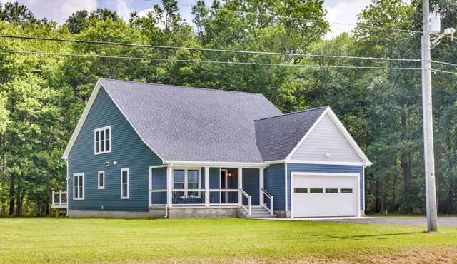 ‘Christy's Cottage’ w/Hot Tub - 2 Mi to Beach!