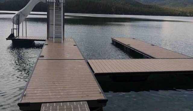 Christy's Cottage, Waterfront w/slide & Ice Shanty