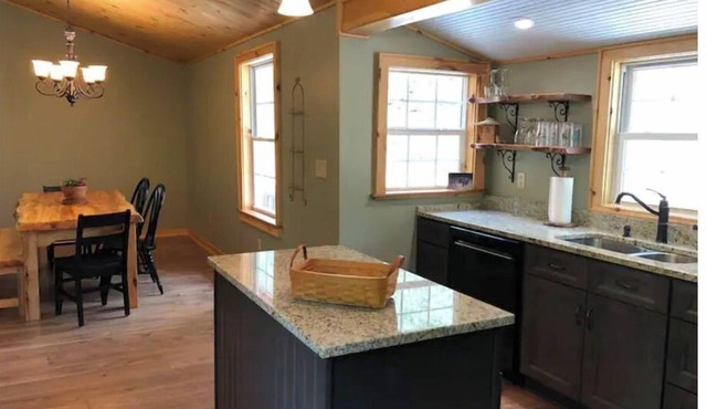 Christy's Creekside Cabin - calm, cozy, comfort