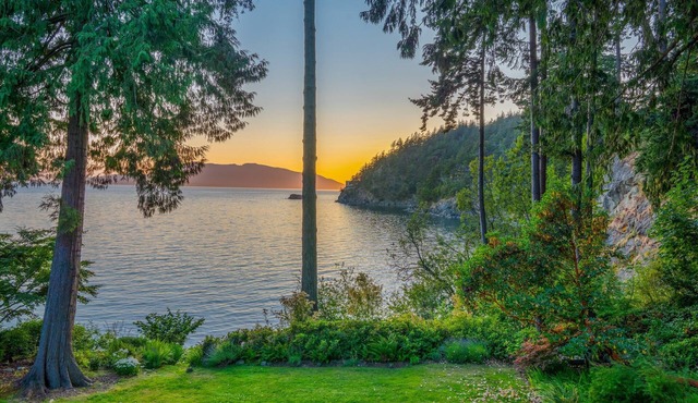 Chuckanut Beachfront Sanctuary w/Bay View, Private Beach, Hot Tub & Wildlife
