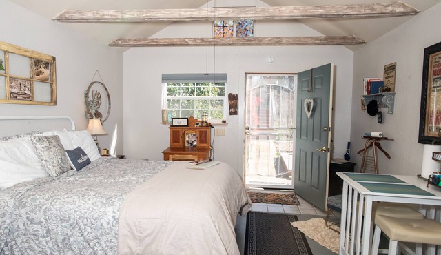 CHUCKELLI FARM's COZY COTTAGE