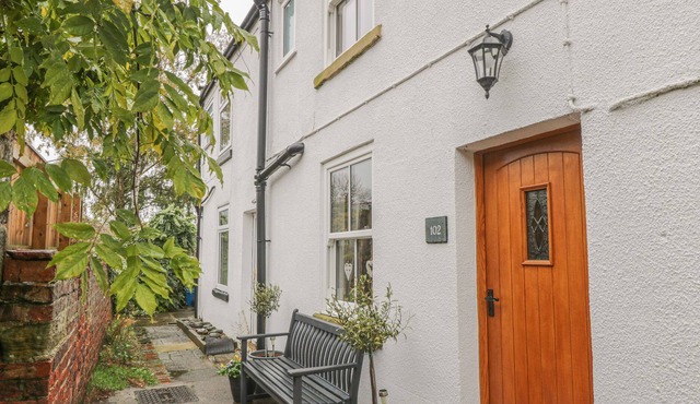 CHUCKLE COTTAGE, pet friendly, character holiday cottage in Swainby