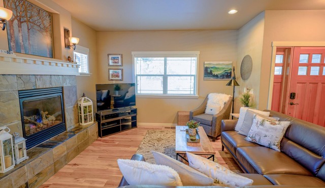 Chukar's Nest/Old Mill District/Hot Tub/BBQ/Firepit/Bikes